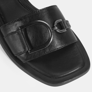  Siyah Kadın Metal Aksesuarlı Ayarlanabilir Tokalı Deri Sandalet