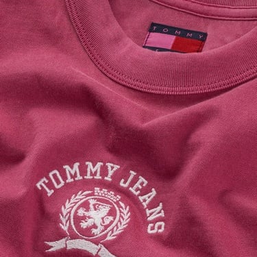  Tommy Jeans Reg Sh Varsity Crest Kadın Kırmızı T-Shirt
