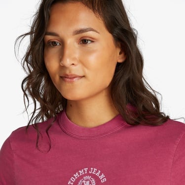  Tommy Jeans Reg Sh Varsity Crest Kadın Kırmızı T-Shirt