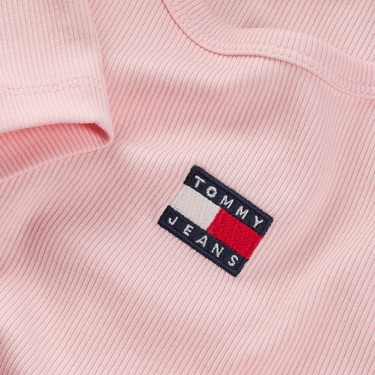  Tommy Jeans Slim Badge Rib Kadın Pembe T-Shirt