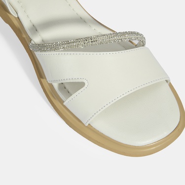  Kadın Beyaz Ayarlanabilir Tokalı Taş Detaylı Deri Sandalet