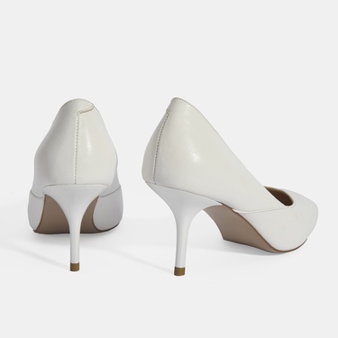  Kadın Beyaz Deri Topuklu Klasik Ayakkabı