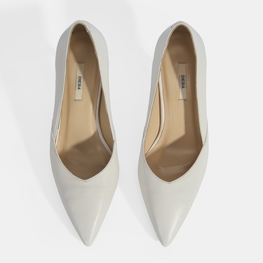  Kadın Beyaz Deri Topuklu Klasik Ayakkabı
