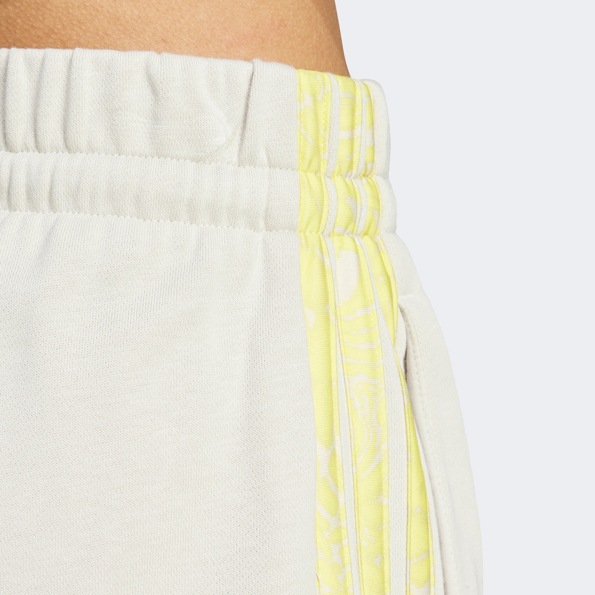 adidas Essentials 3 Stripes Print Kadın Bej Şort