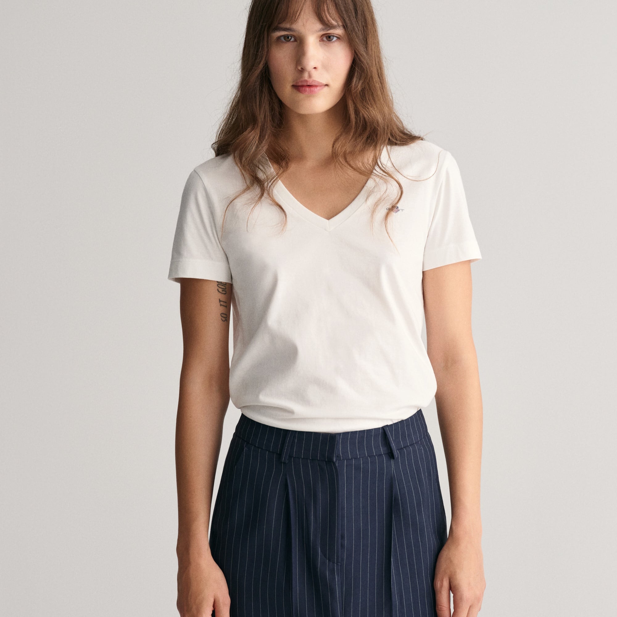 GANT Kadın Beyaz V Yaka Regular Fit T-Shirt