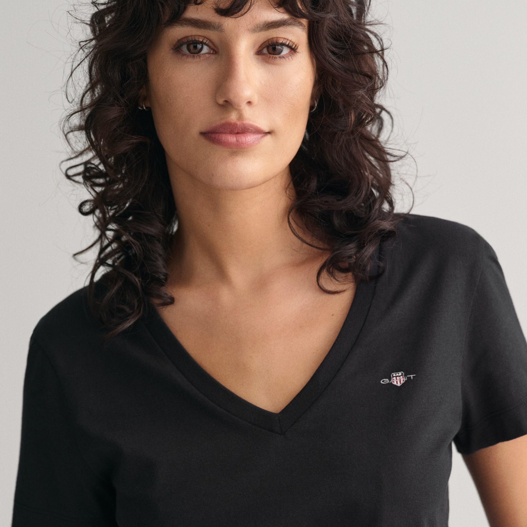 GANT Kadın Siyah V Yaka Regular Fit T-Shirt