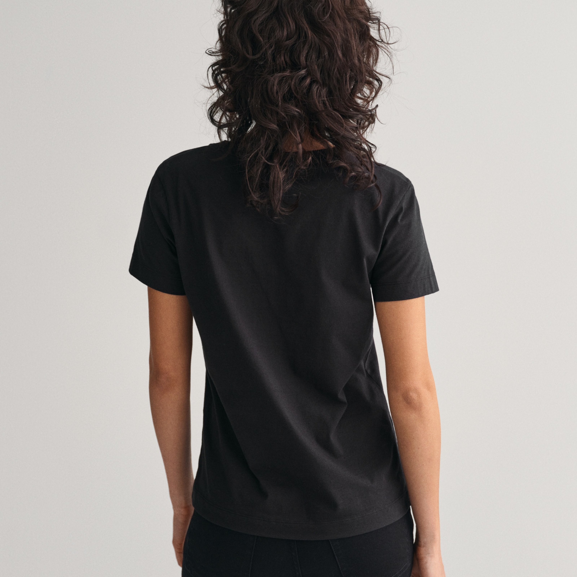 GANT Kadın Siyah V Yaka Regular Fit T-Shirt