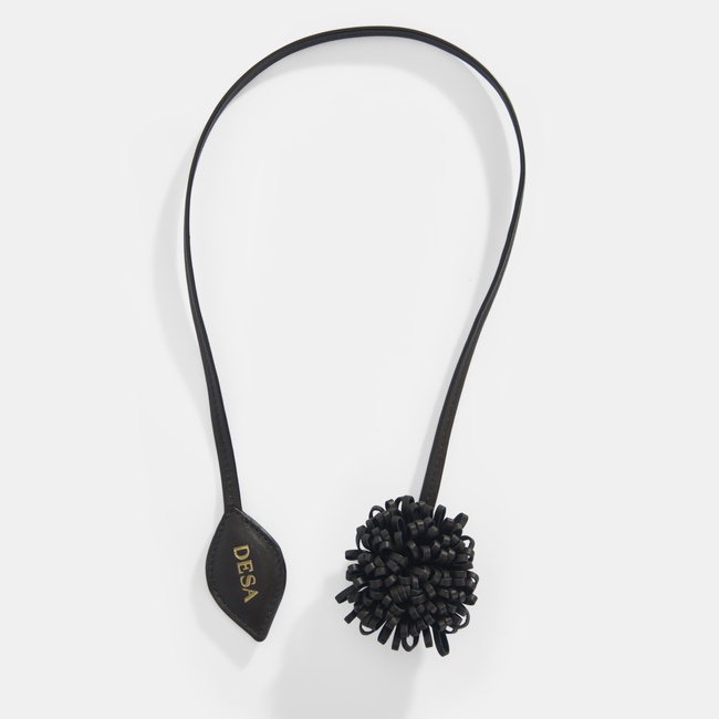  Kahve Çiçek Figürlü Monogram Detaylı Deri Charm