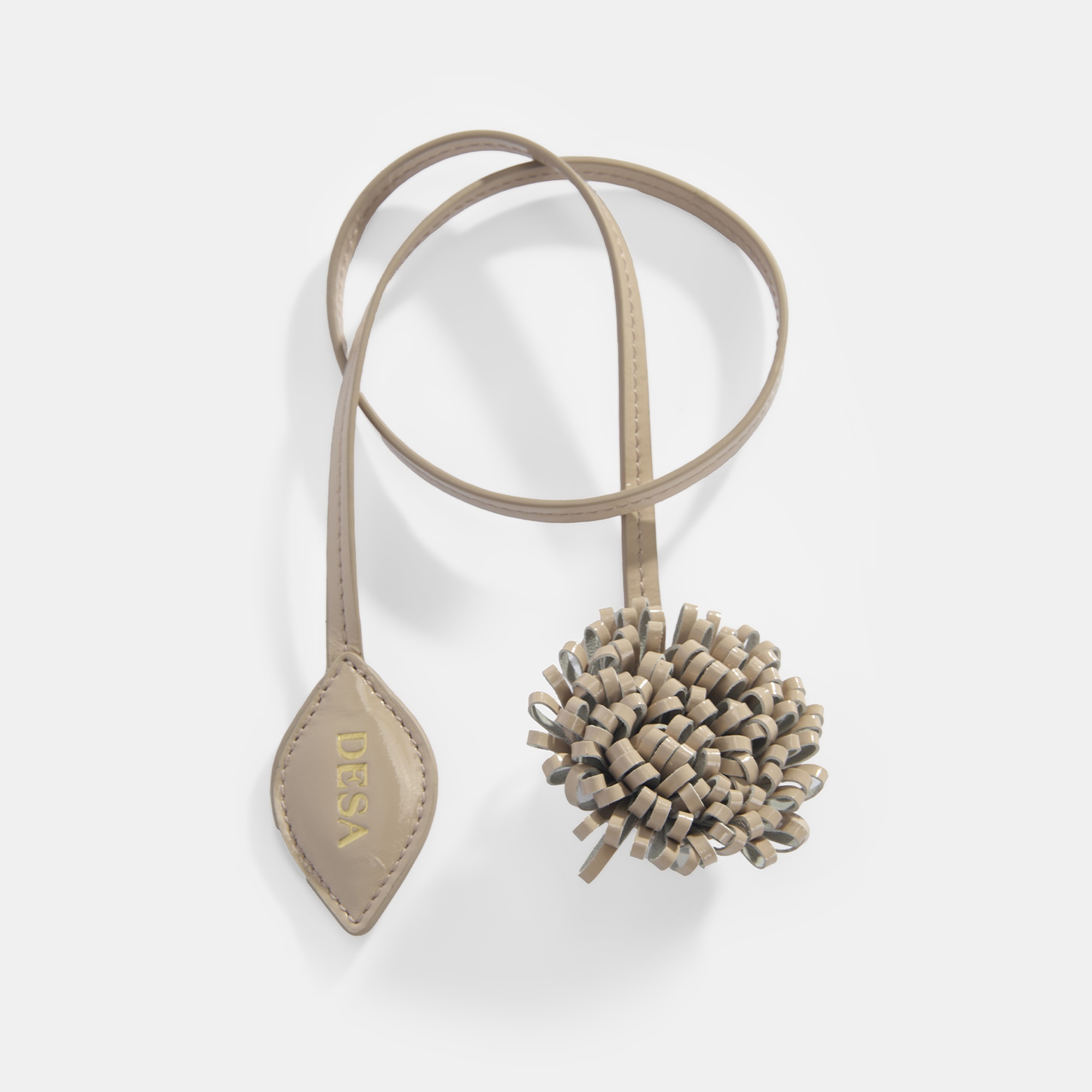 Bej Çiçek Figürlü Monogram Detaylı Deri Charm