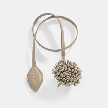  Bej Çiçek Figürlü Monogram Detaylı Deri Charm