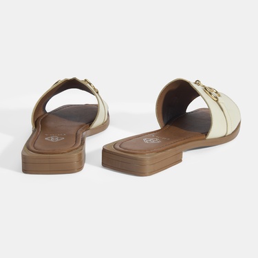  Kadın Bej Metal Toka Aksesuarlı Deri Terlik