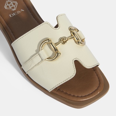  Kadın Bej Metal Toka Aksesuarlı Deri Terlik