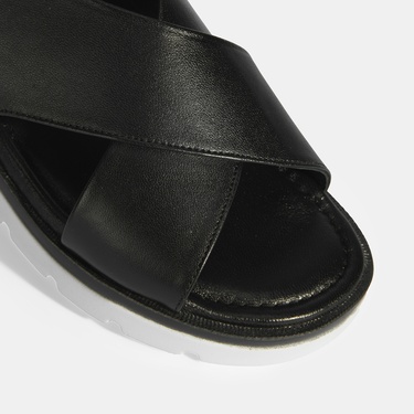  Siyah Kadın Lastik Bantlı Deri Sandalet