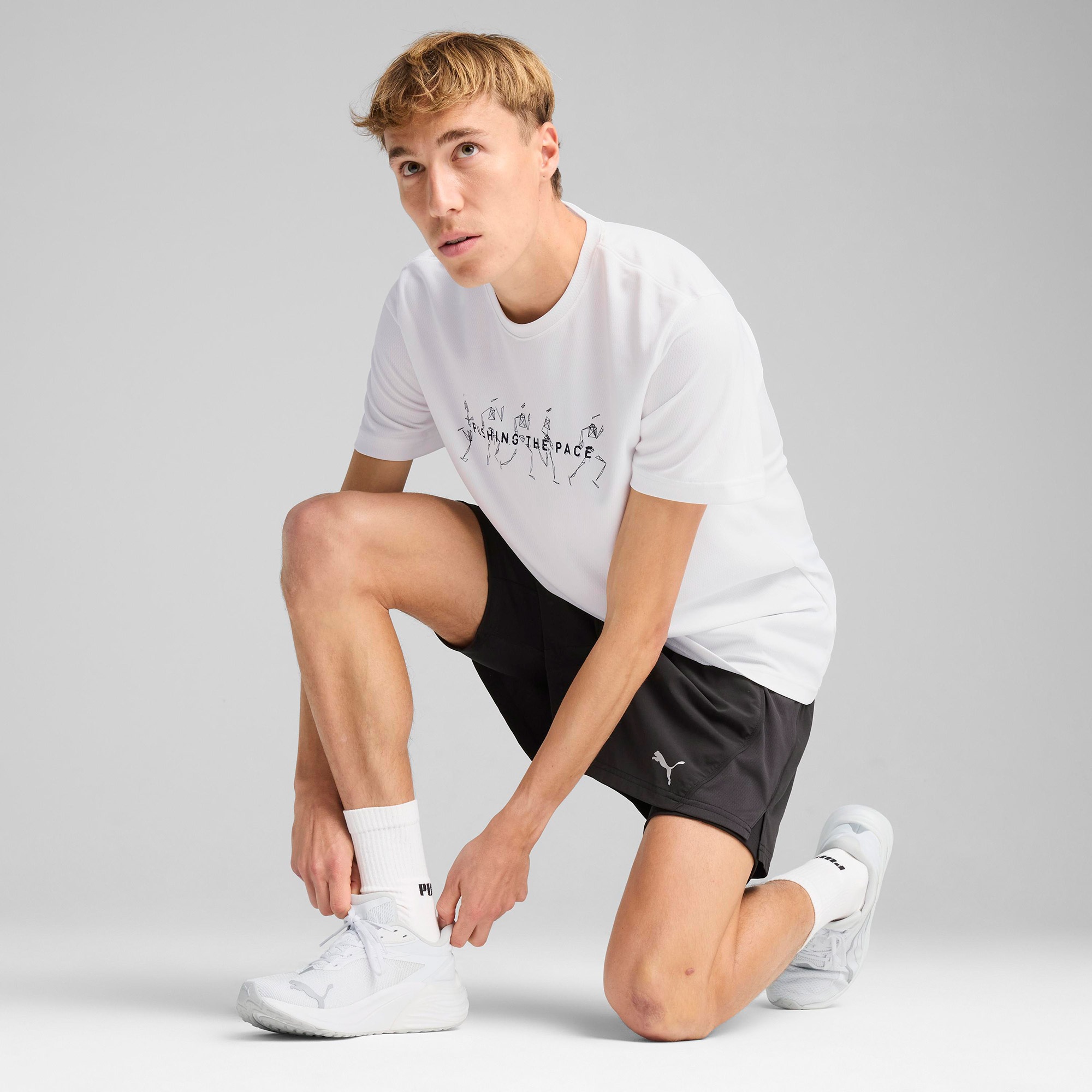 Puma Graphics Running illustratio Erkek Beyaz T-Shirt