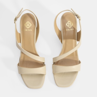  Kadın Bej Ayarlanabilir Tokalı Topuklu Deri Sandalet