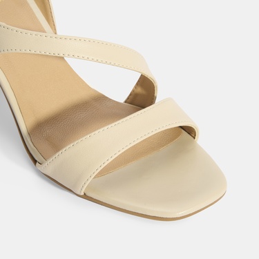  Kadın Bej Ayarlanabilir Tokalı Topuklu Deri Sandalet