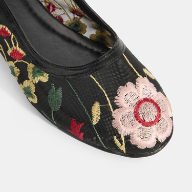  Kadın Siyah Nakış İşleme Detaylı Fileli Babet