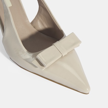  Kadın Krem Fiyonk Detaylı Rugan Topuklu Klasik Ayakkabı