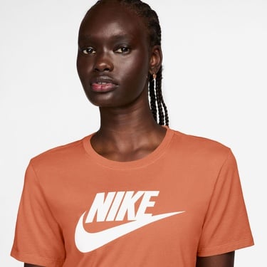  Nike Sportswear Club Essentials Kadın Turuncu T-Shirt