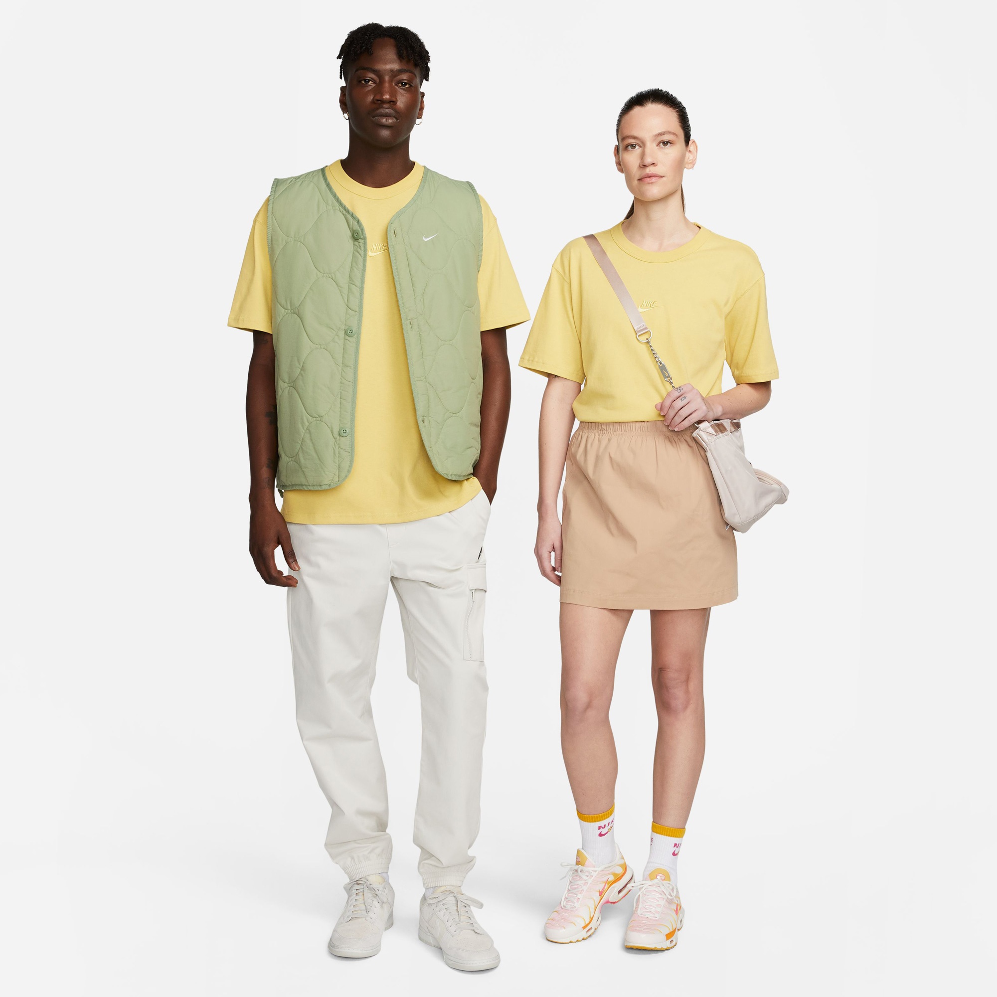 Nike Sportswear Premium Essentials Erkek Sarı T-Shirt