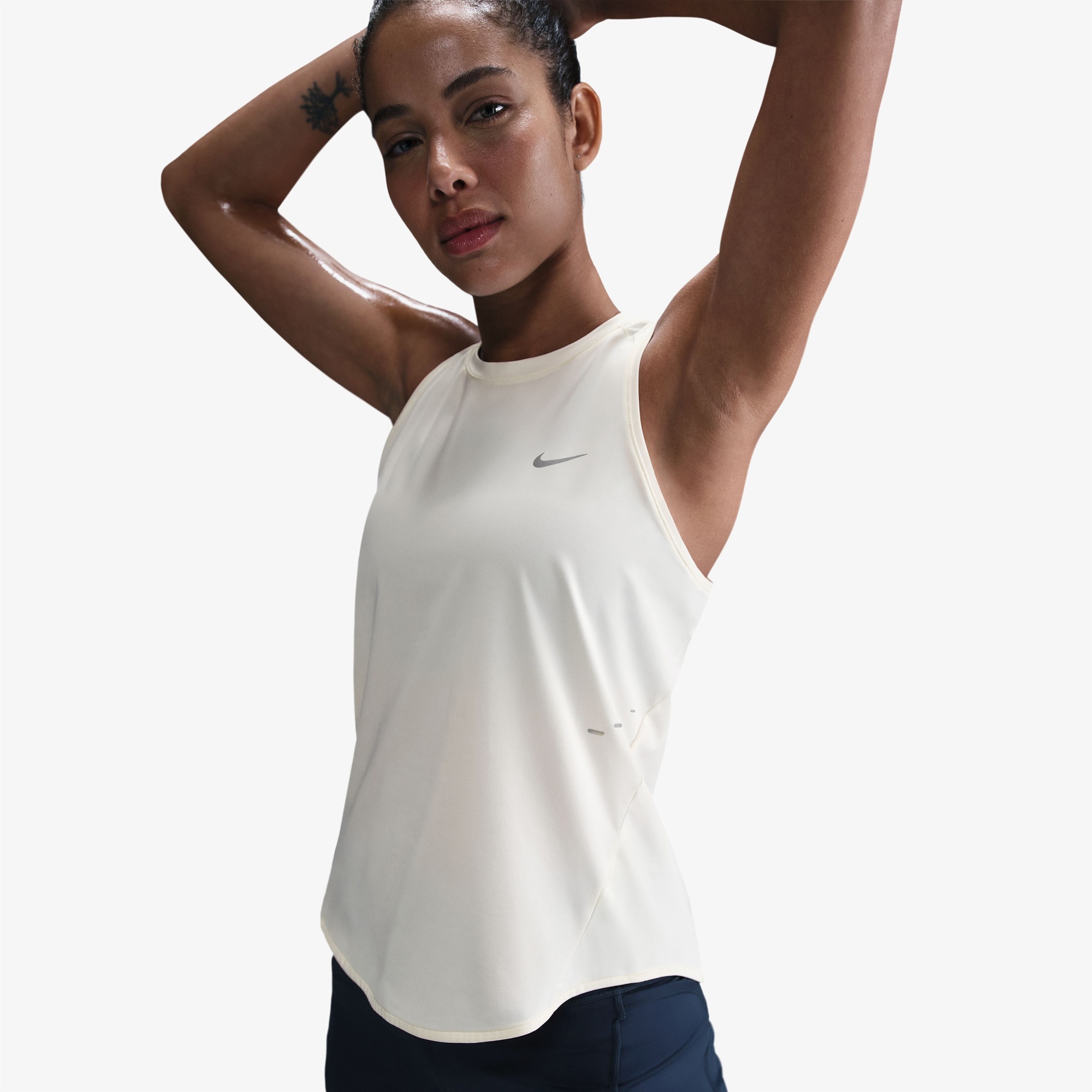 Nike Swift Dri-Fit Kadın Beyaz Kolsuz T-Shirt