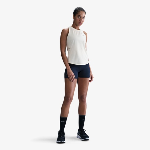  Nike Swift Dri-Fit Kadın Beyaz Kolsuz T-Shirt