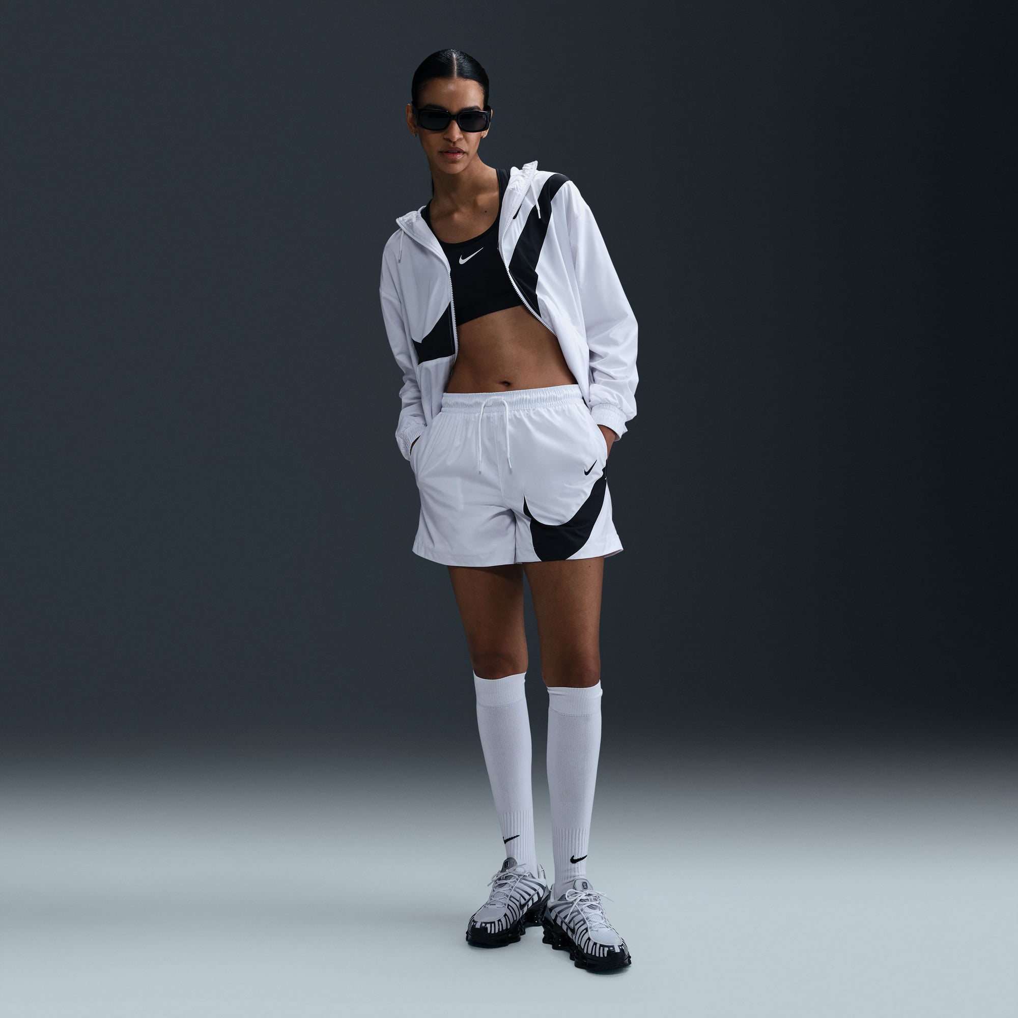  Nike Sportswear Classic Woven 13 cm Kadın Beyaz Şort