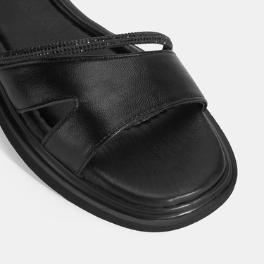  Kadın Siyah Ayarlanabilir Tokalı Taş Detaylı Deri Sandalet