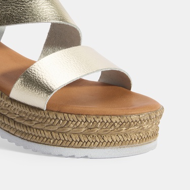  Kadın Gold Ayarlanabilir Tokalı Dolgu Topuklu Deri Sandalet