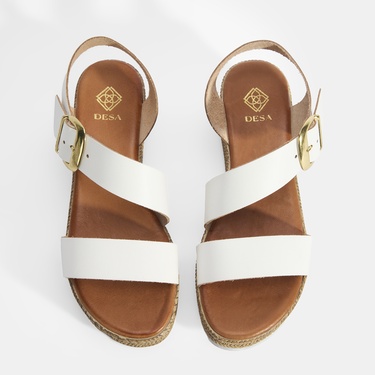  Kadın Beyaz Ayarlanabilir Tokalı Dolgu Topuklu Deri Sandalet