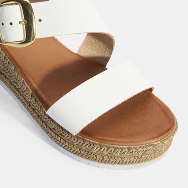  Kadın Beyaz Ayarlanabilir Tokalı Dolgu Topuklu Deri Sandalet