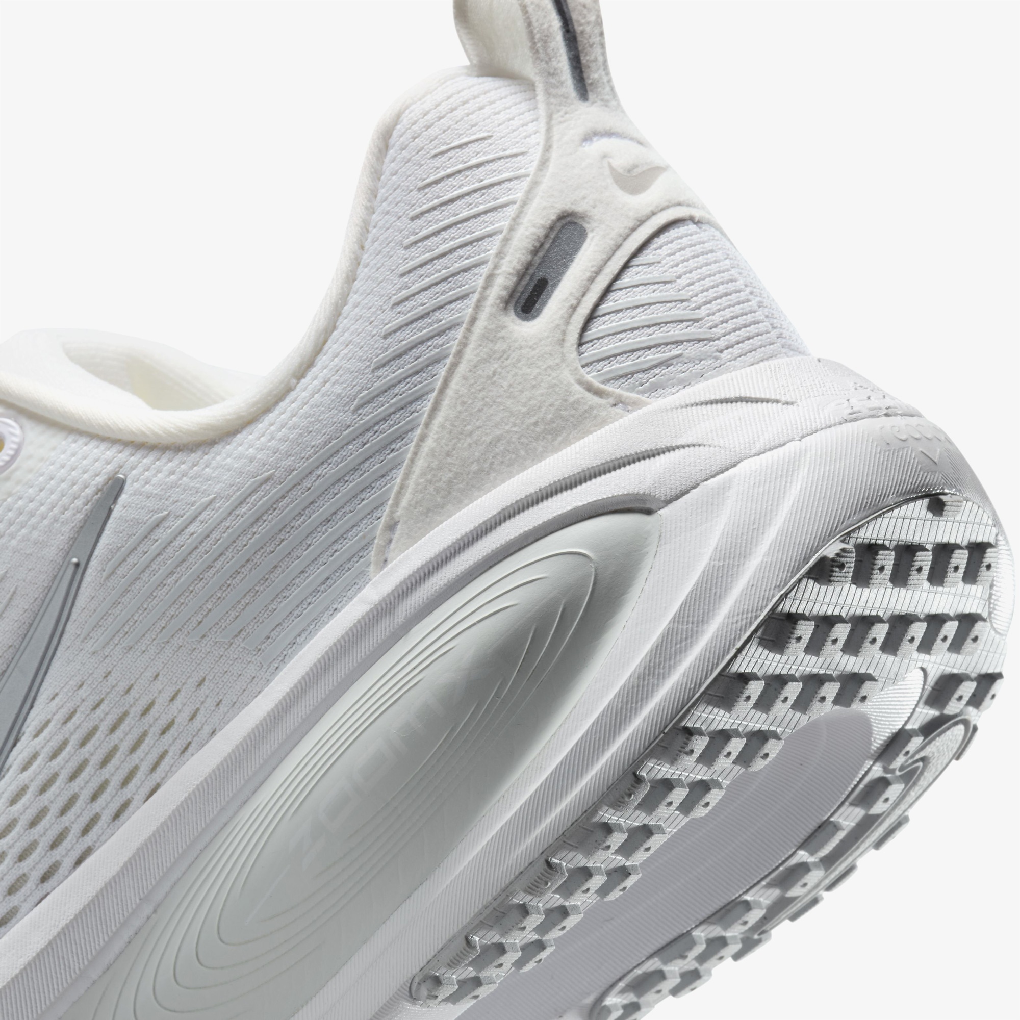 Nike Vomero 18 Kadın Beyaz Koşu Ayakkabısı