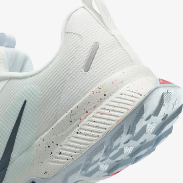  Nike Juniper Trail 3 Kadın Beyaz Koşu Ayakkabısı