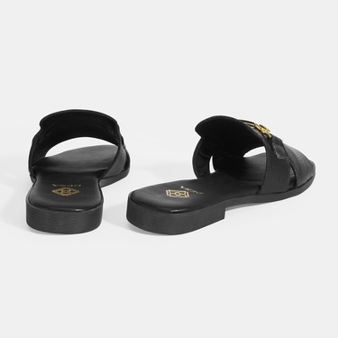  Kadın Siyah Metal Toka Aksesuarlı Deri Terlik