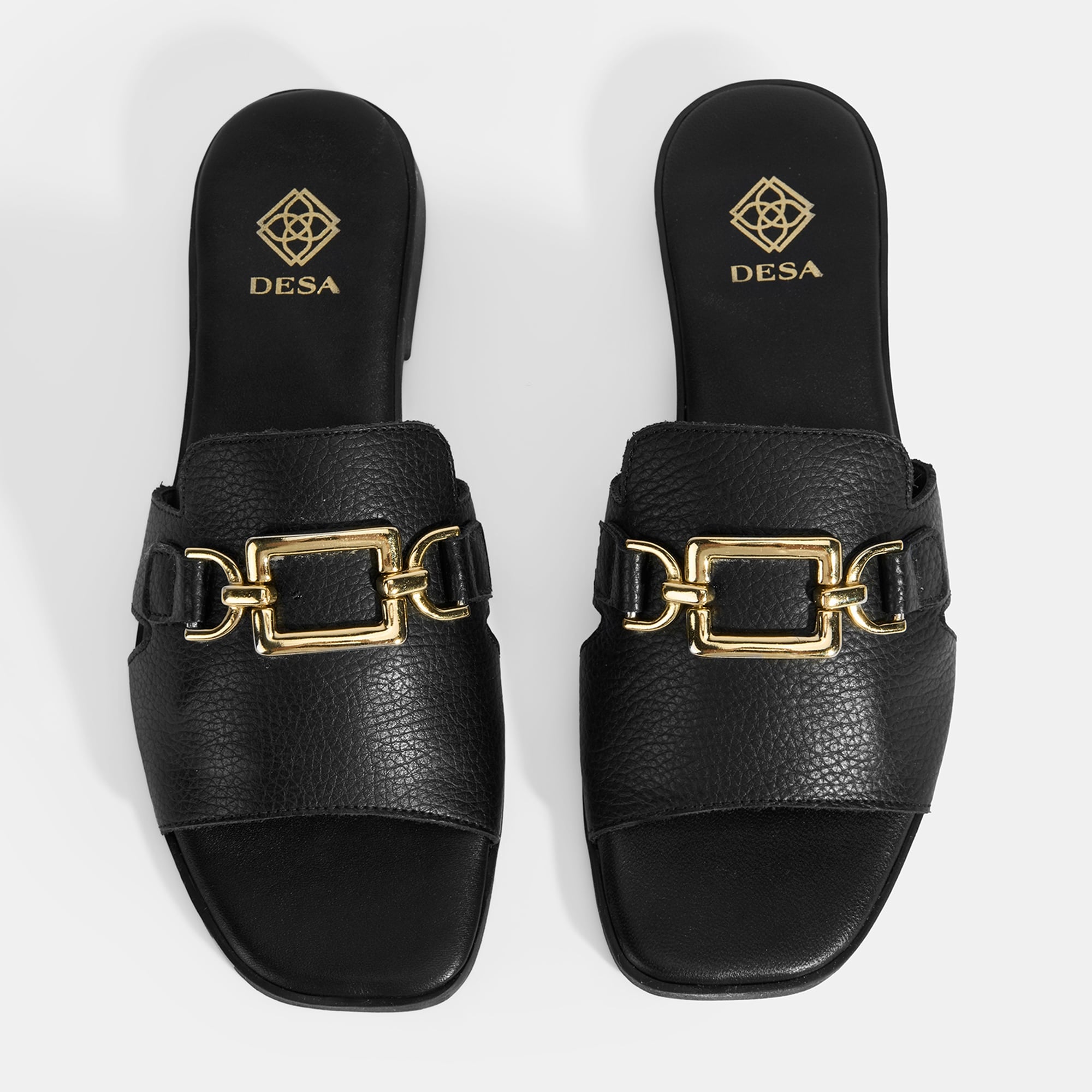 Kadın Siyah Metal Toka Aksesuarlı Deri Terlik