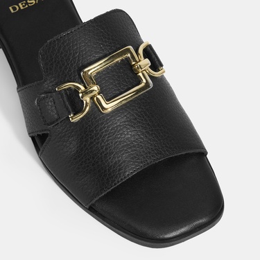  Kadın Siyah Metal Toka Aksesuarlı Deri Terlik