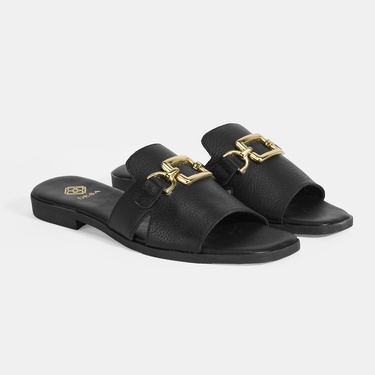  Kadın Siyah Metal Toka Aksesuarlı Deri Terlik