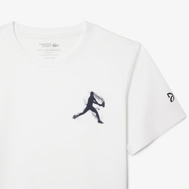  Lacoste Tennis x Novak Djokovic Erkek Bisiklet Yaka Baskılı Beyaz T-Shirt & Şapka Seti