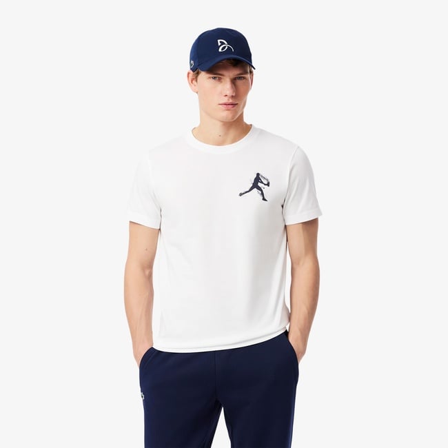  Lacoste Tennis x Novak Djokovic Erkek Bisiklet Yaka Baskılı Beyaz T-Shirt & Şapka Seti