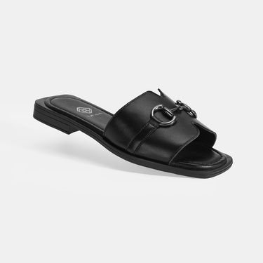  Kadın Siyah Metal Toka Aksesuarlı Deri Terlik