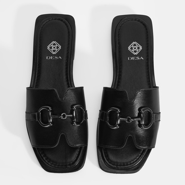  Kadın Siyah Metal Toka Aksesuarlı Deri Terlik