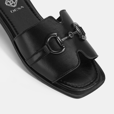  Kadın Siyah Metal Toka Aksesuarlı Deri Terlik