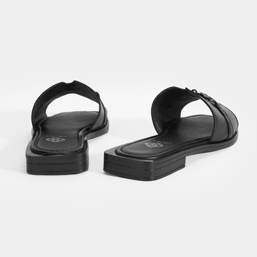  Kadın Siyah Metal Toka Aksesuarlı Deri Terlik