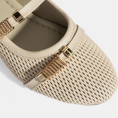  Kadın Bej Metal Toka Aksesuarlı Deri Babet