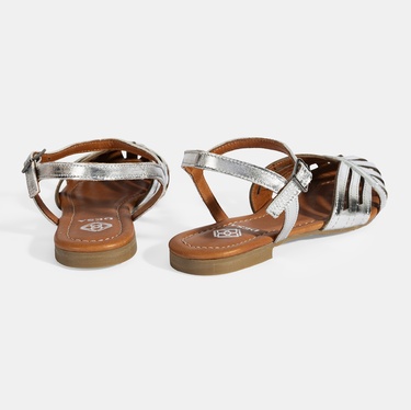  Kadın Gümüş Ayarlanabilir Tokalı Rugan Sandalet