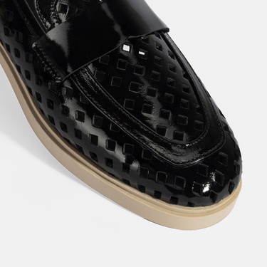  Kadın Siyah Perforeli Rugan Loafer