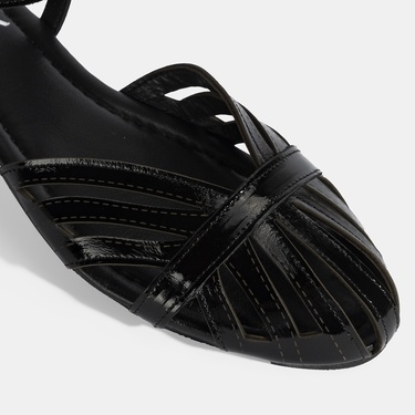  Kadın Siyah Ayarlanabilir Tokalı Rugan Sandalet