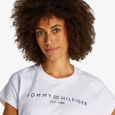  Tommy Hilfiger Mdrn Slv Corp Logo Kadın Beyaz T-Shirt