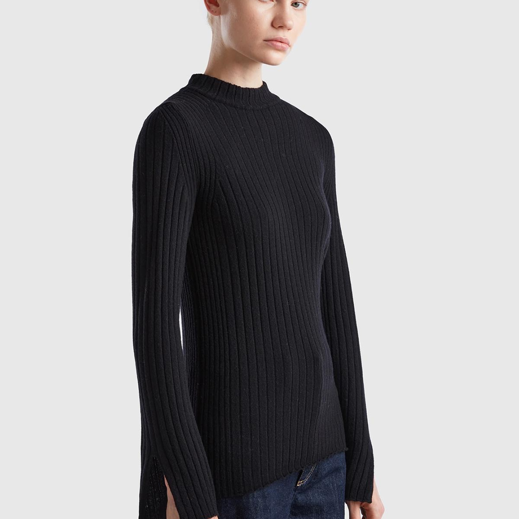 Kadın Siyah Yün Karışımlı Kol Ucu Yırtmaçlı Yarım Balıkçı Kazak