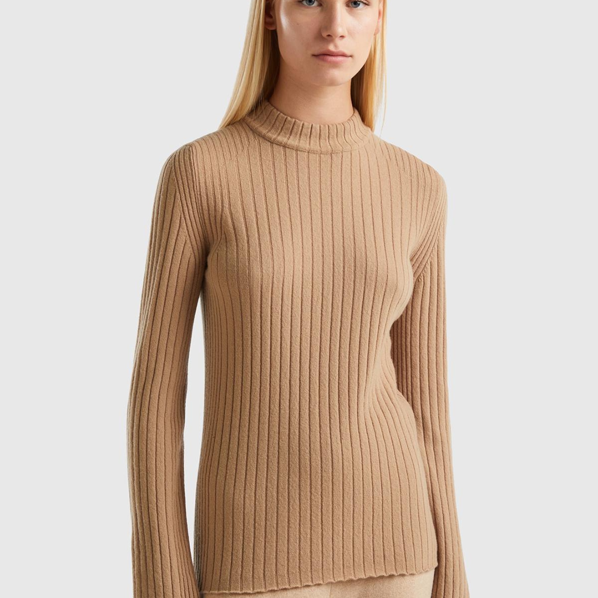 Kadın Kahverengi Yün Karışımlı Kol Ucu Yırtmaçlı Yarım Balıkçı Kazak